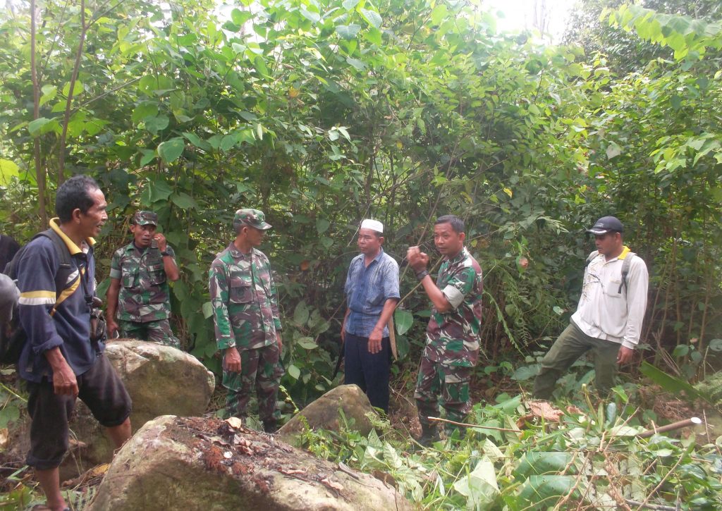 MabesTNI AD Letkol Tato & Camat Air Hitam Melihat Peninggalan Temenggung Merah Mato