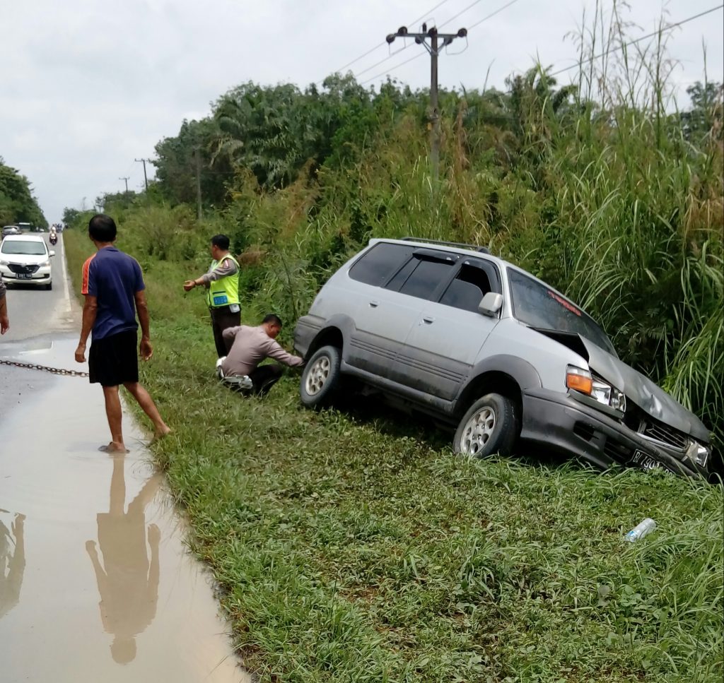 TABRAKAN KIJANG KRISTA VS HONDA REVO