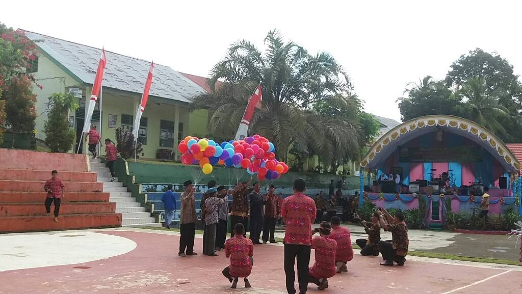 SMAN 12 Merangin Lepas Balon Perpisahan