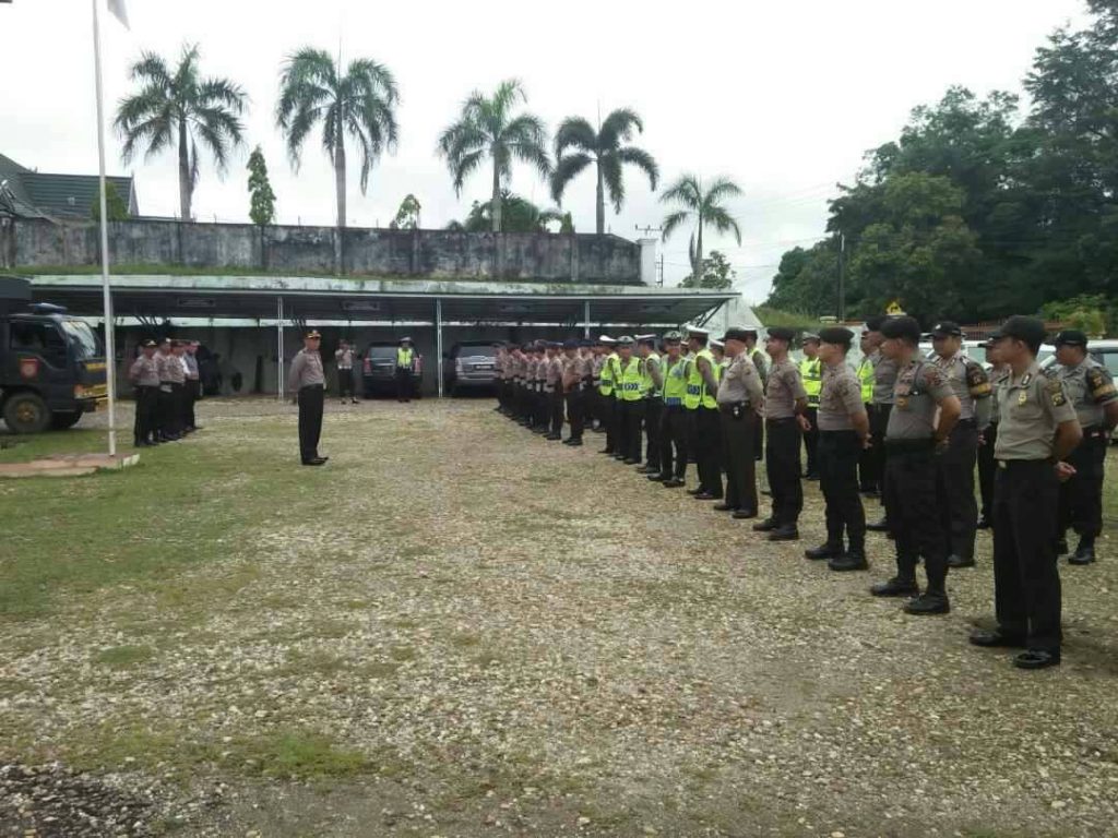 Ratusan Personil Kepolisian diturunkan Pengamanan Sidang Kades Karang Mendapo