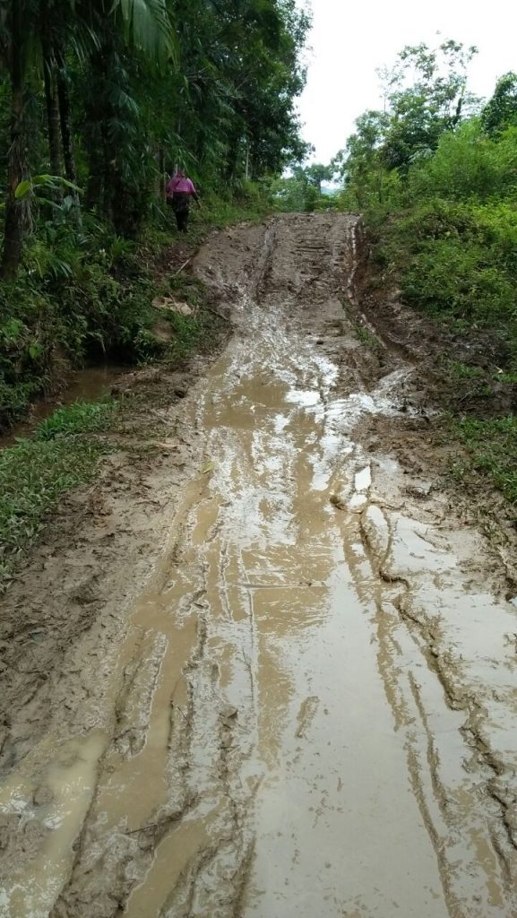 Jalan Simpang Narso Hancur dan Berlumpur