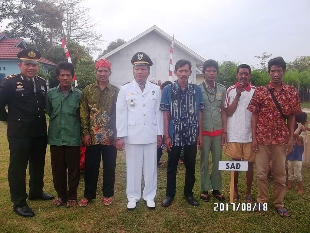 Suku Anak Dalam Turut Serta Upacara HUT RI Ke 72 di Kecamatan Air Hitam