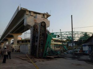 Crane Crauler Proyek LRT di Palembang Terjungkal