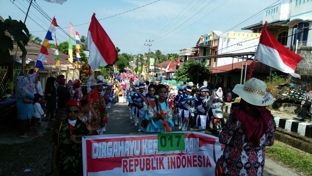 Warga Padati Jalan, Saksikan Pawai Pembangunan Sarolangun