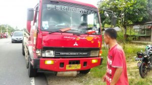Mobil Tangki Hantam Sepeda Motor di Pelawan Jaya