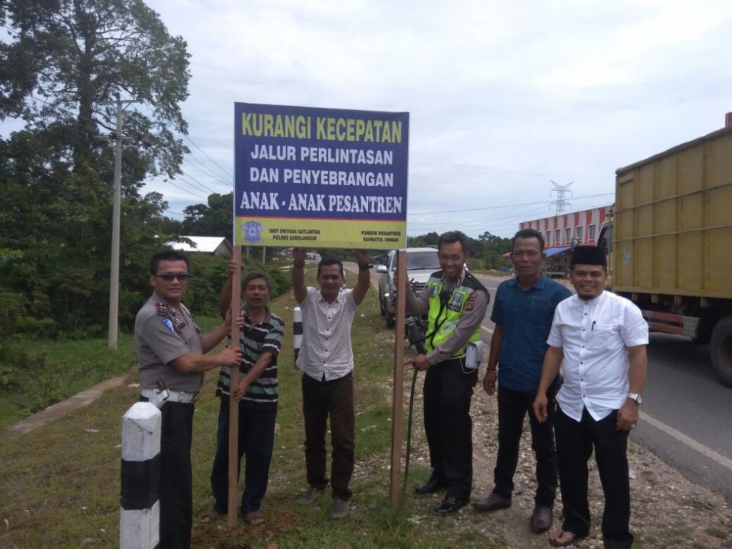 Peduli Keselamatan, Sat Lantas Polres Sarolangun Pasang Rambu Peringatan