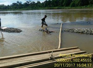 Warga Desa Limbur dihebohkan dengan Penemuan Mayat dipinggir Sungai