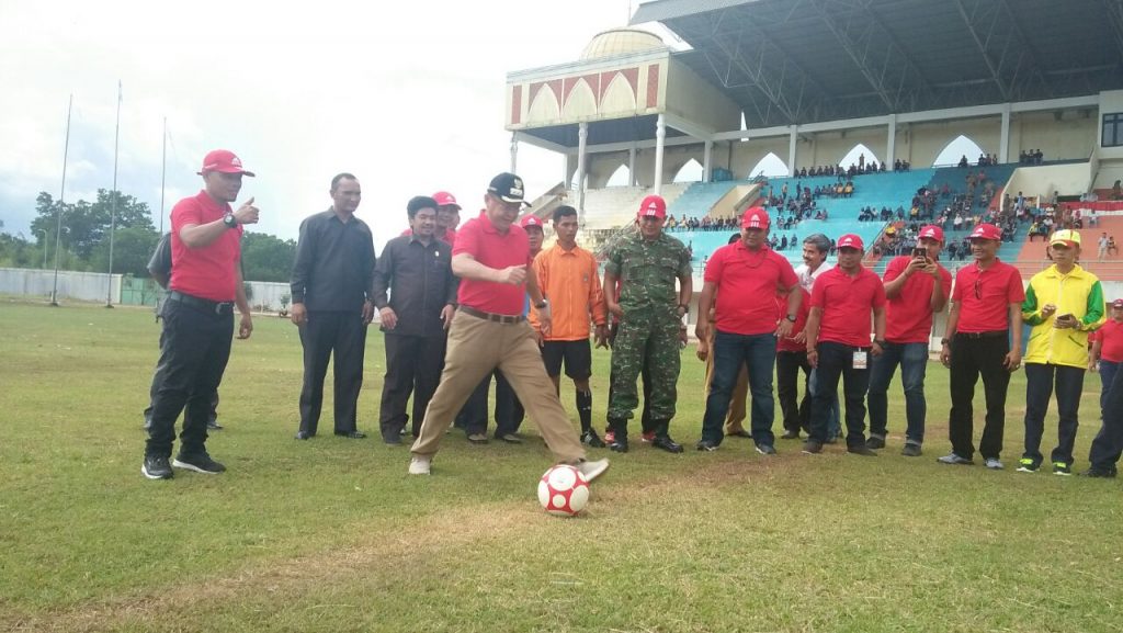 Cek Endra Tendang Bola Tanda Porkab Resmi Dibuka