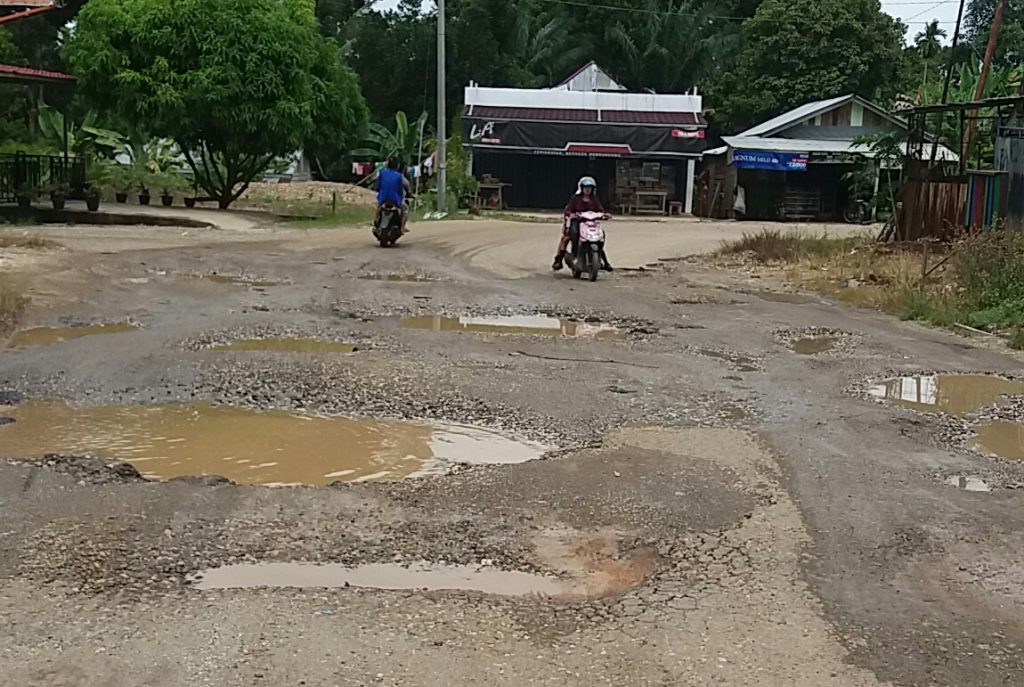 Warga Keluhkan Kondisi Jalan Poros Pamenang