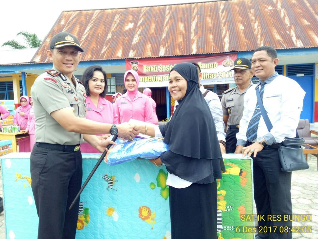 Kapolres Bungo Beri Bantuan SDLB