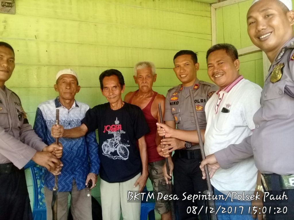 Warga Dengan Kesadaran Sendiri Serahkan Kecepek Pada Polisi