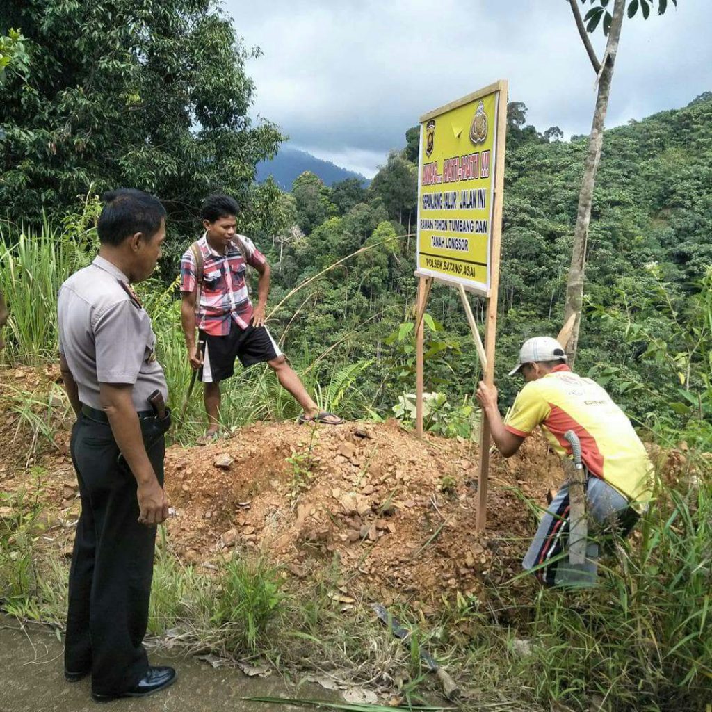 Polsek Batang Asai Pasang Spanduk di Lokasi Rawan Longsor dan Pohon Tumbang