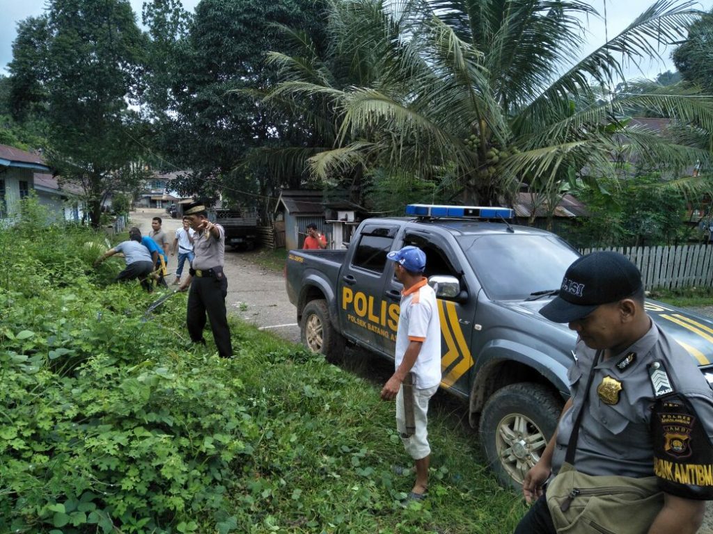 Polsek Batang Asai Laksanakan Kegiatan Jum’at Bersih