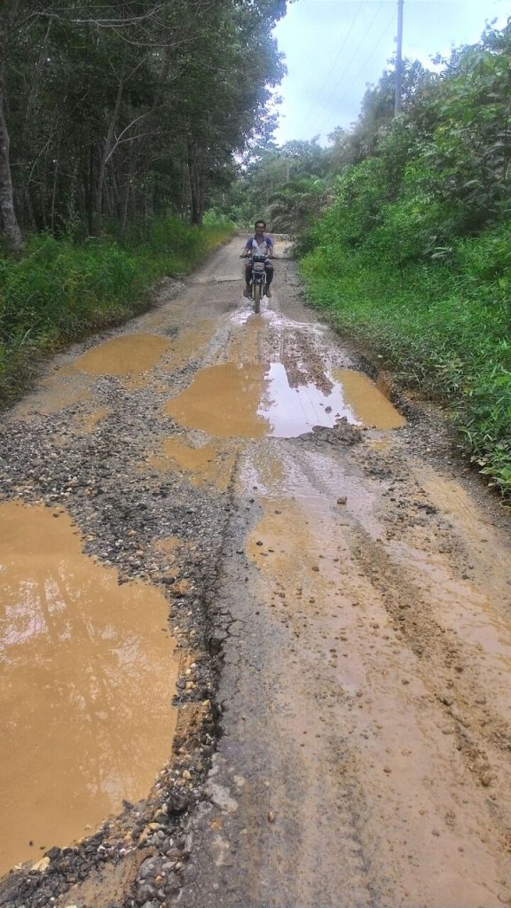 Baru di Aspal, Jalan Jati Baru Ke Meranti Sudah Berkubang Lumpur