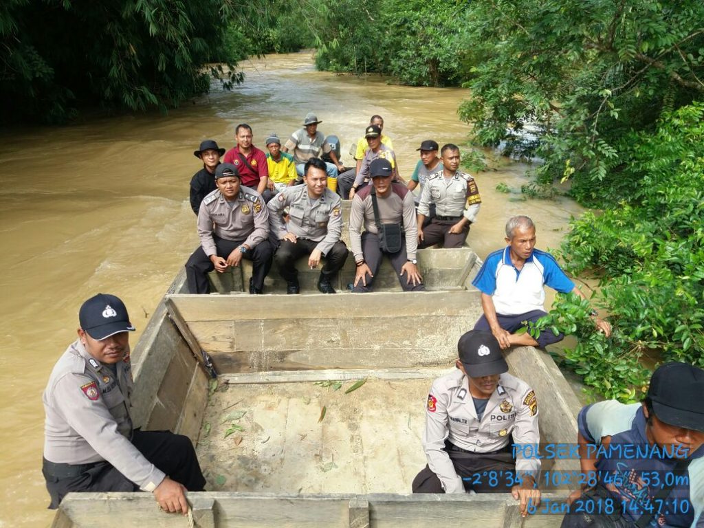Polsek Bersama Masyarakat, Lakukan Pemberantasan PETI di Aliran Sungai Rasau Pamenang