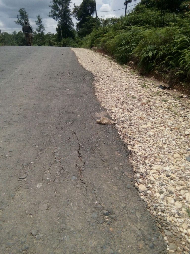 Belum 3 Bulan Jalan Aspal Hotmix di Air Hitam Sudah Mulai Mengelupas