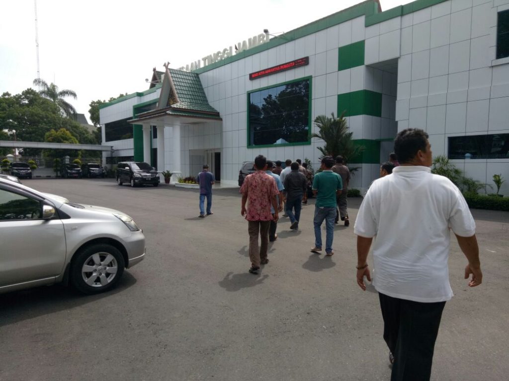 Buntut dari Perseteruan dengan Pihak Perusahaan, Puluhan Mantan Karyawan Pelita Datangi Kejati Jambi