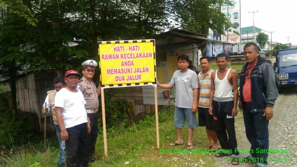 Unit Dikyasa Pasang Trafigcoen dan Rekayasa Jalan Jalur Dua Simpang Kompi