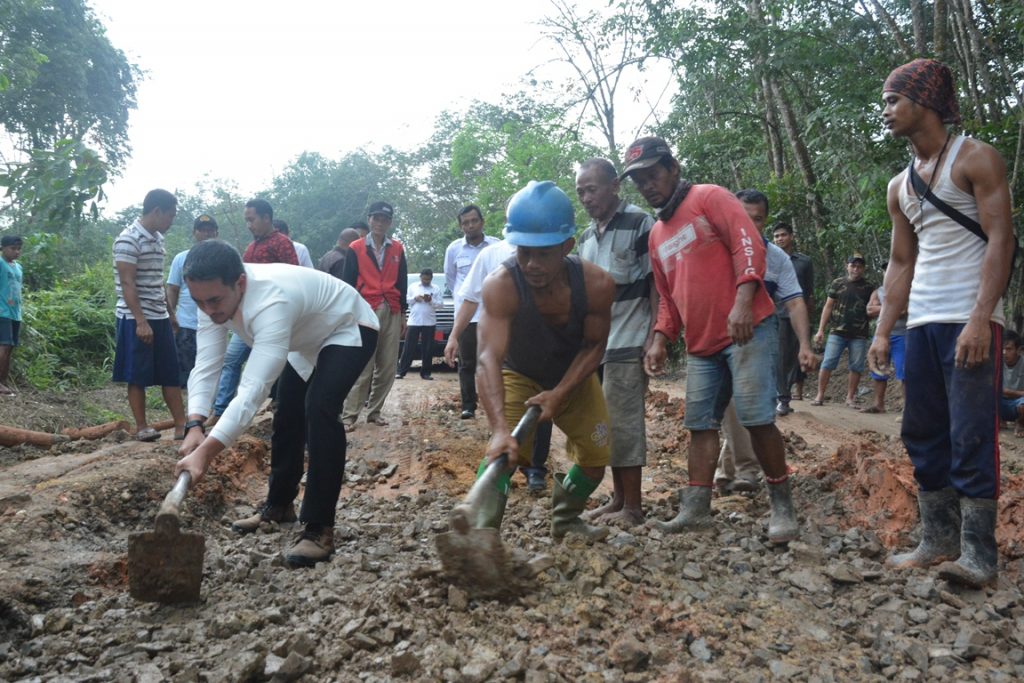 Tinjau Ruas Jalan Tempino-Muara Bulian, Zola Ikut Bersama Masyarakat Memperbaiki Jalan