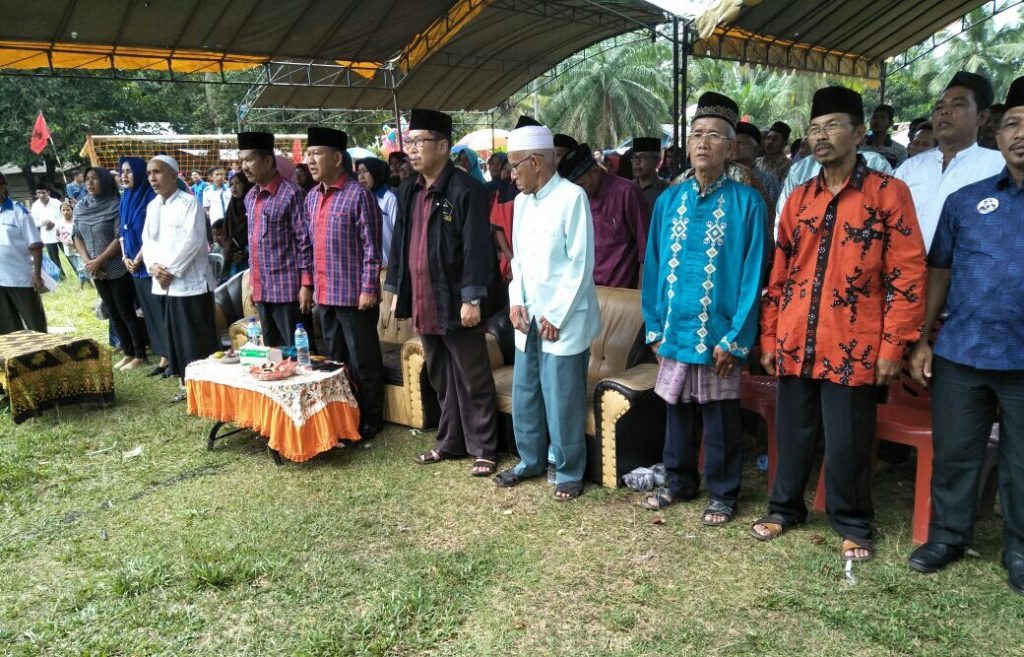Sempat Diguyur Hujan, Pendukung dan Simpatisan Nalim-Khafid Tidak Beranjak Hingga Acara Pengukuhan Selesai