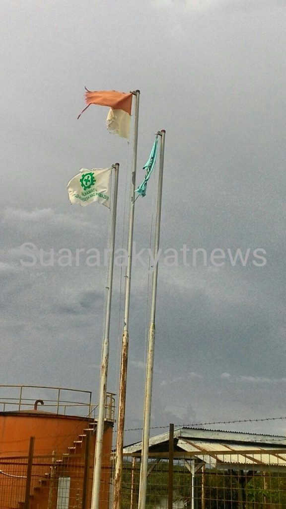 Bendera Merah Putih Sobek Berkibar di Kantor PT. Kedaton
