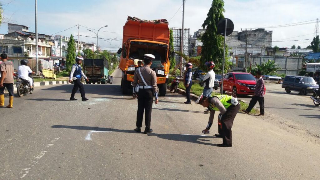 Mendadak Ngerem, Fuso Tabrak Belakang Hino