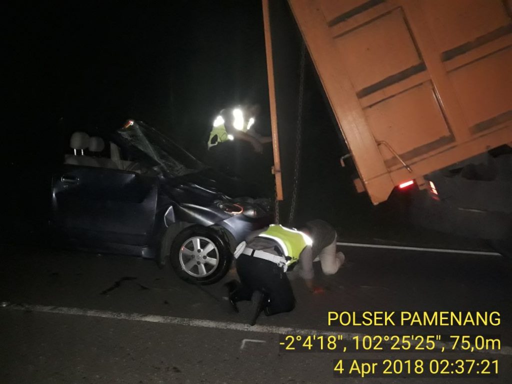 Akibat Mengendarai Berkecepatan Tinggi, Avanza Terguling