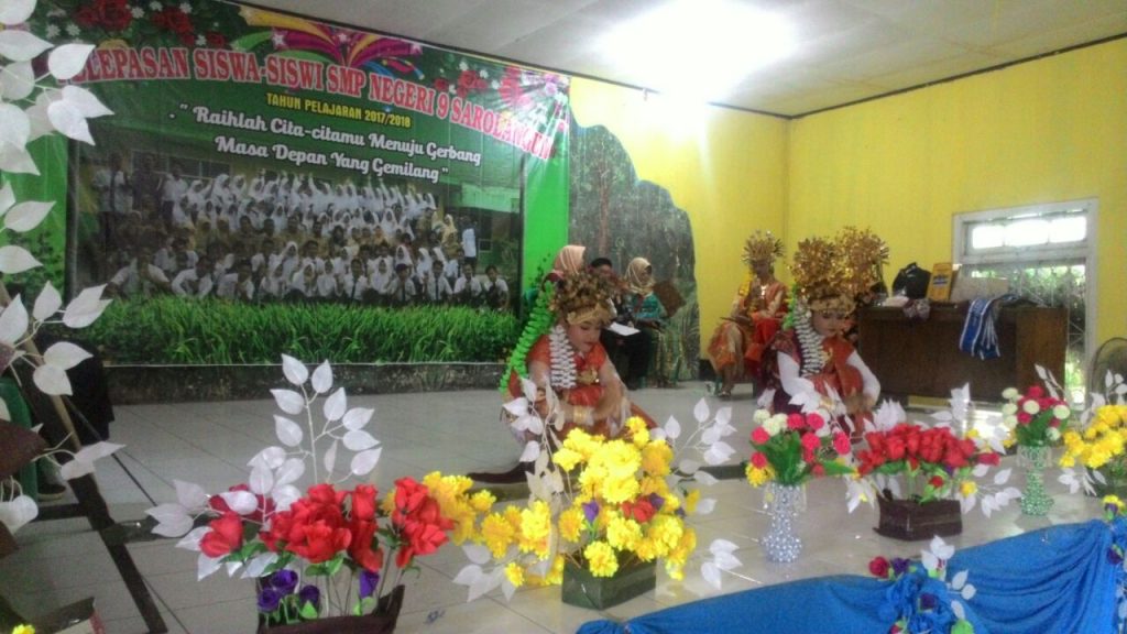 Kepsek SMPN 9 Sarolangun Lepas 124 Siswa-Siswi Tahun Ajaran 2017-2018