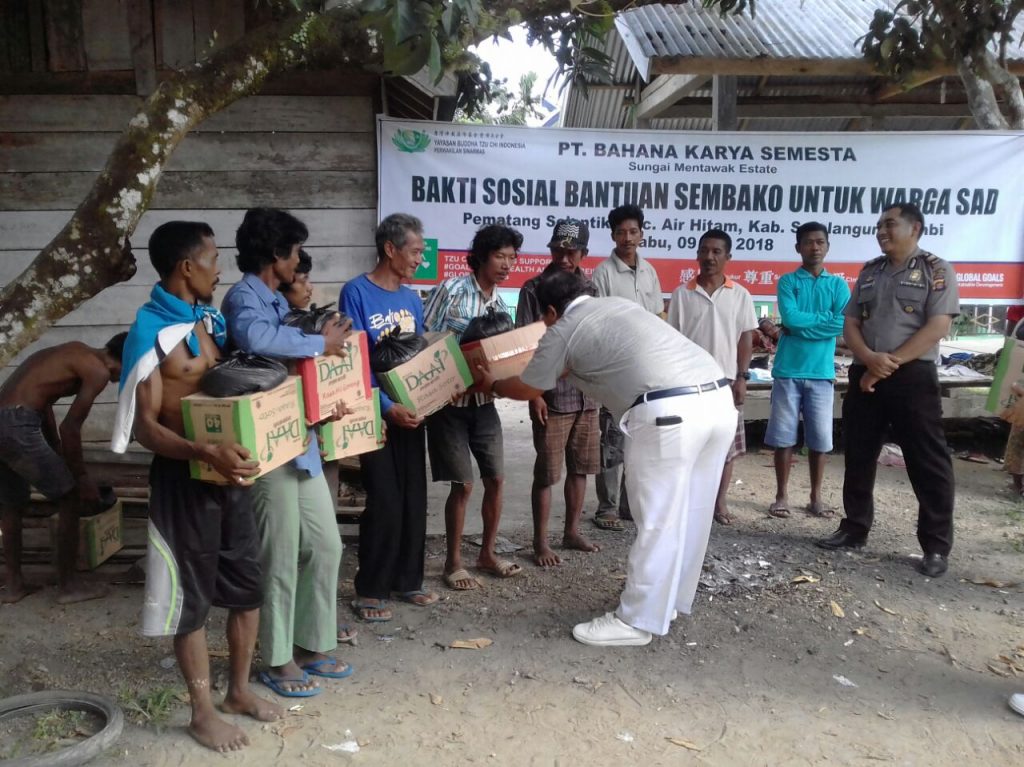Jelang Ramadhan PT BKS Bagi Sembako Ke SAD 