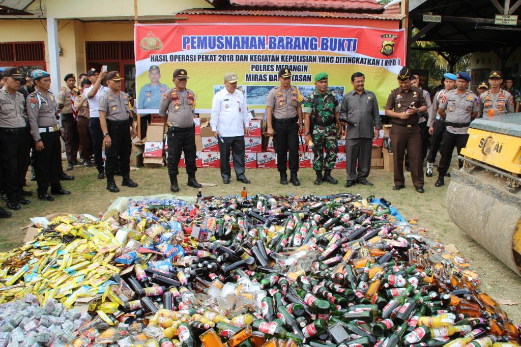 Stoom Wals Gilas Ribuan Botol Miras Hasil Razia Pekat 2018