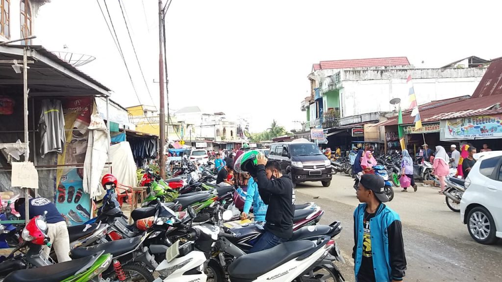 H-1 Lebaran Idul Fitri 2018, Pasar Pamenang Dipadati Pembeli