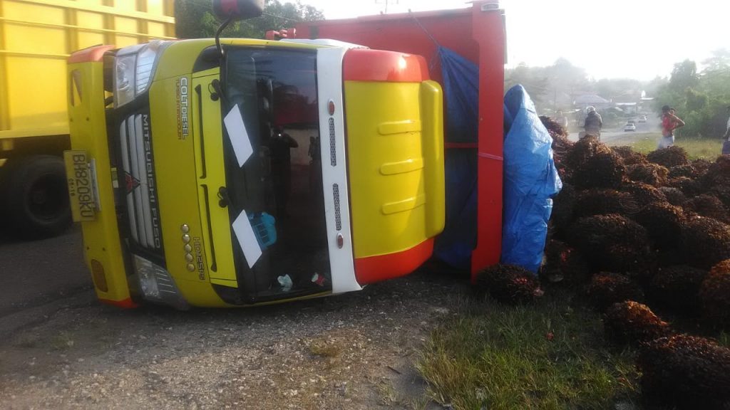 Sopir Kaget Saat Mobilnya Terbalik