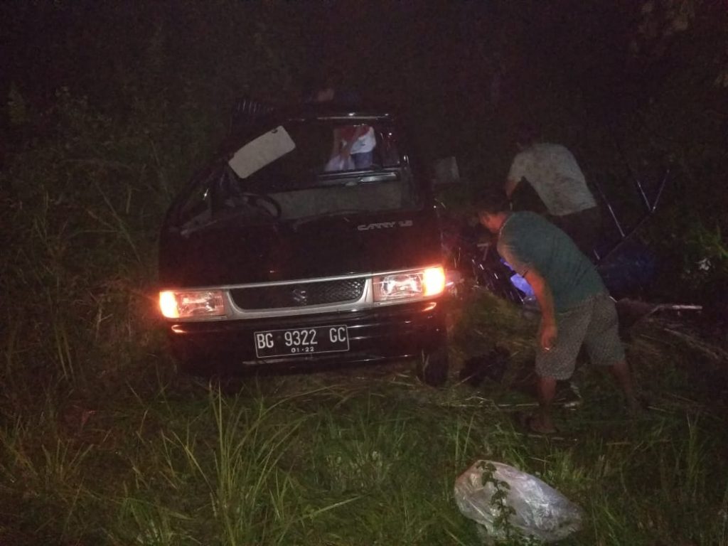 Akibat Pecah Ban, Mobil Carry Terguling