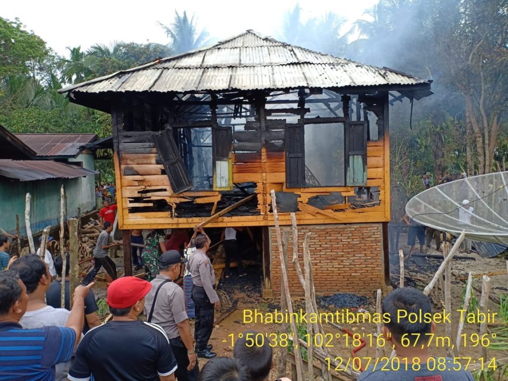Ditinggal Motong Karet, Rumah Janda Beranak Tiga Dilalap Sijago Merah