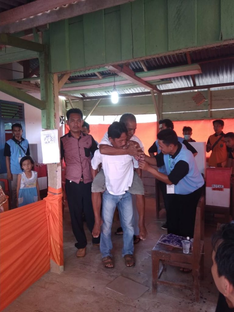 Digendong Anaknya, Wak Tomo Datangi TPS