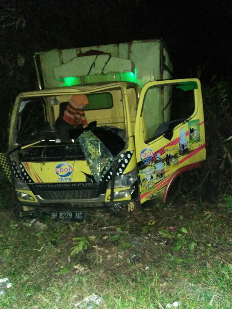 Terobos Massa, Truk Didorong Ke Jurang Oleh Warga