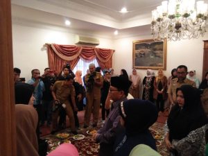 Sampai di Jambi, Plt Gubernur Langsung Sambangi Rumah Duka Alm Zulkifli Nurdin 