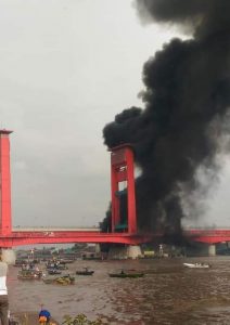 Kapal BBM Meledak Dibawah Jembatan Ampera
