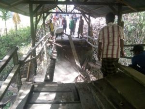 Jembatan Utama Penghubung Antar Desa Roboh, Kades Simpang Narso Ajak Masyarakat Gotong Royong 