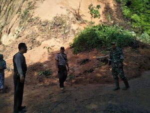 BKMT Polsek Batang Asai Pantau Ruas Jalan Provinsi Tertimbun Longsor 