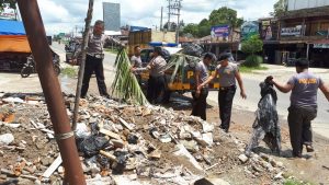 Kapolsek Pungut Sampah Bersama Anggota, Tanpa Ada Rasa Jijik