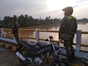 Intensitas Curah Hujan Tinggi, Babinsa Koramil 420-02/ Pantau Banjir