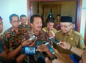 Bupati Sarolangun Serahkan Izin Pendirian Pabrik Semen Batu Raja