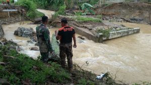 Babinsa Sertu Suwarno dan Kades Ingatkan Warga Bahaya Banjir 