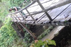 Diguyur Hujan Deras, Tiang Penyanggah Jembatan di Desa Muara Pangi Roboh