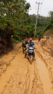 Babinsa Koramil 402-02/ Limun Bantu Warga Dijalan Yang Rusak