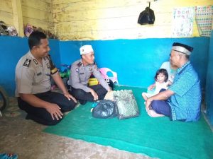 Polisi Berikan Sembako Pada Warga Kurang Mampu 