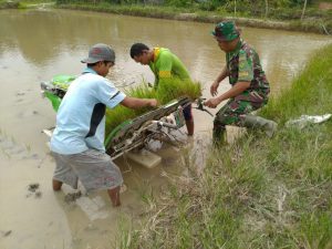 Babinsa Koramil 402-04/ Sarolangun Kopka Aan Satria Selalu Berperan Aktif Membantu Masyarakat
