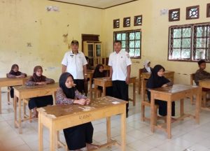 Camat Batang Asai, Pantau  Pelaksanaan USBN SD dan SMP