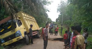 Gorong-Gorong Ambruk, Akses Jalan Air Hitam Nyaris Lumpuh